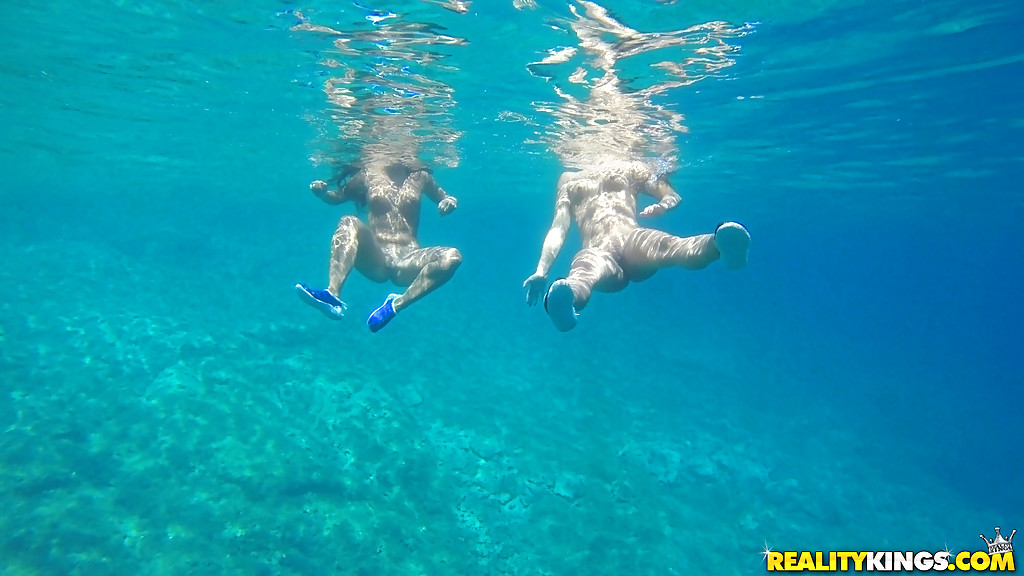 Hot chicks amirah adara und nia black schwimmen nackt im Freien
 #52648271