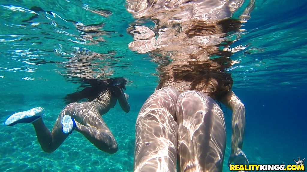 Hot chicks amirah adara und nia black schwimmen nackt im Freien
 #52648487