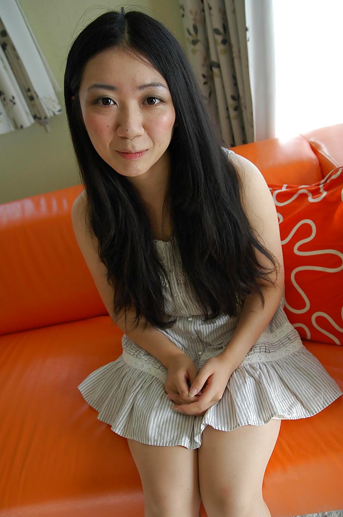 Asiatischer Teenager jun matsubara entkleidet sich und spreizt ihre Unterlippen
 #51216417