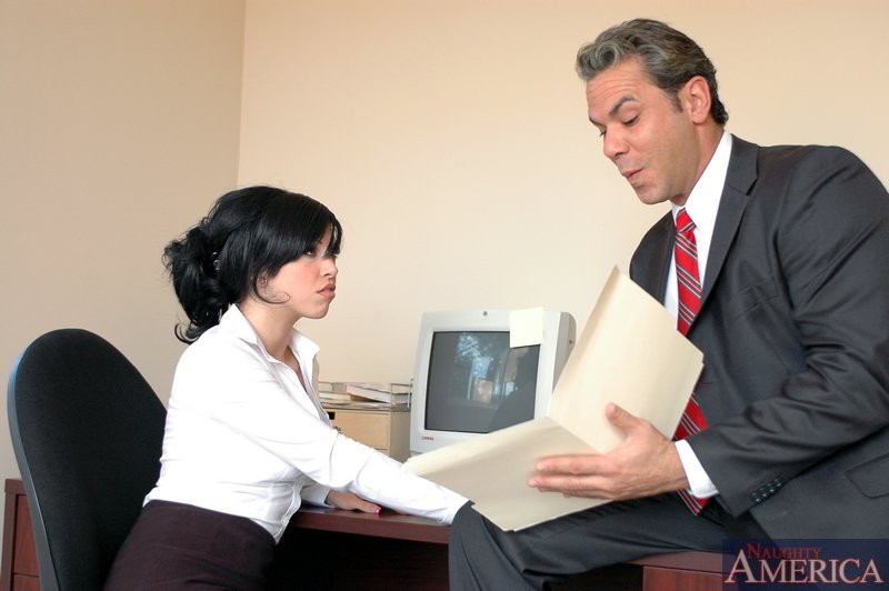 Une poupée de bureau en bas, roxy deville, se fait percer en hardcore.
 #55336246