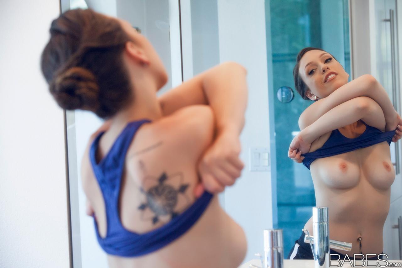 Jade Nile, jeune fille mouillée, exhibe ses tatouages et son cul dans la douche de la salle de bain.
 #50189898