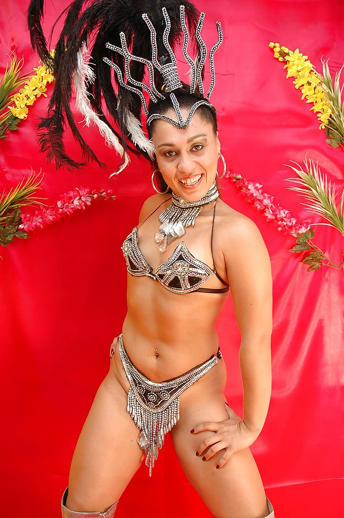 Une latina enjouée enlève son costume de carnaval et expose son corps baisable.
 #50406301
