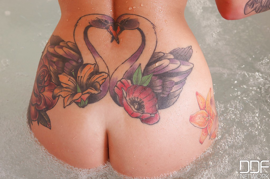 La fille solo tatouée Daniella Mae libère ses gros seins de son bikini dans la salle de bain.
 #52158879