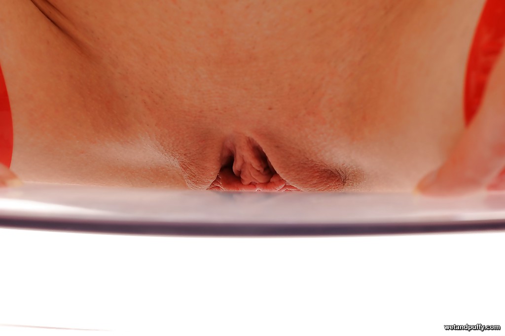 Skinny junge Blondine Diana zeigt fleischige rosa Pussy Lippen in der nackt
 #52093099
