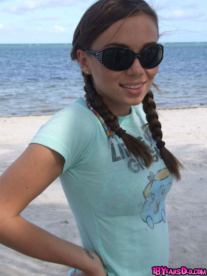 Süße Teenie-Mädchen Alexiss Capri zeigt schönen Arsch in Tanga-Unterwäsche am Strand
 #50156532