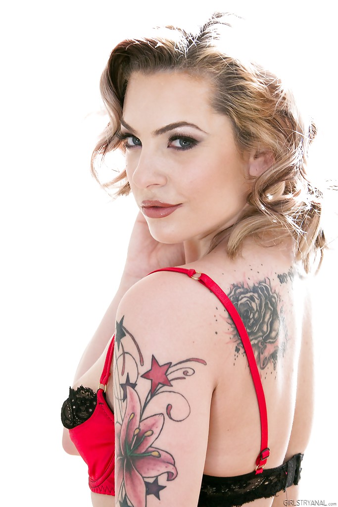 La modelo tatuada dahlia sky se muestra sexy con un conjunto de sujetador y bragas a juego
 #52856967