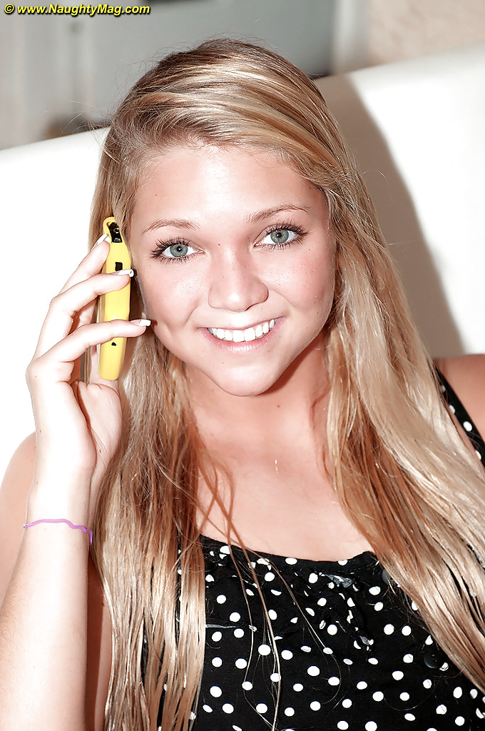 Blonde cutie jessie andrews mostra tutto sul suo divano. #54309543