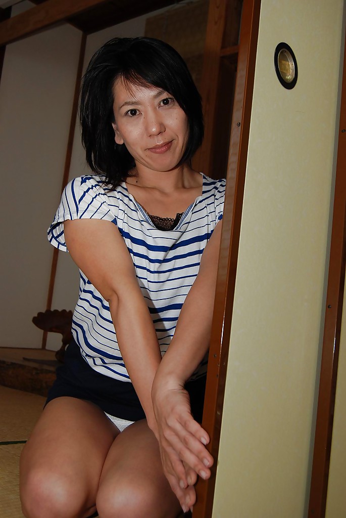 La asombrosa asiática Masako se desnuda y muestra sus pezones
 #50045011