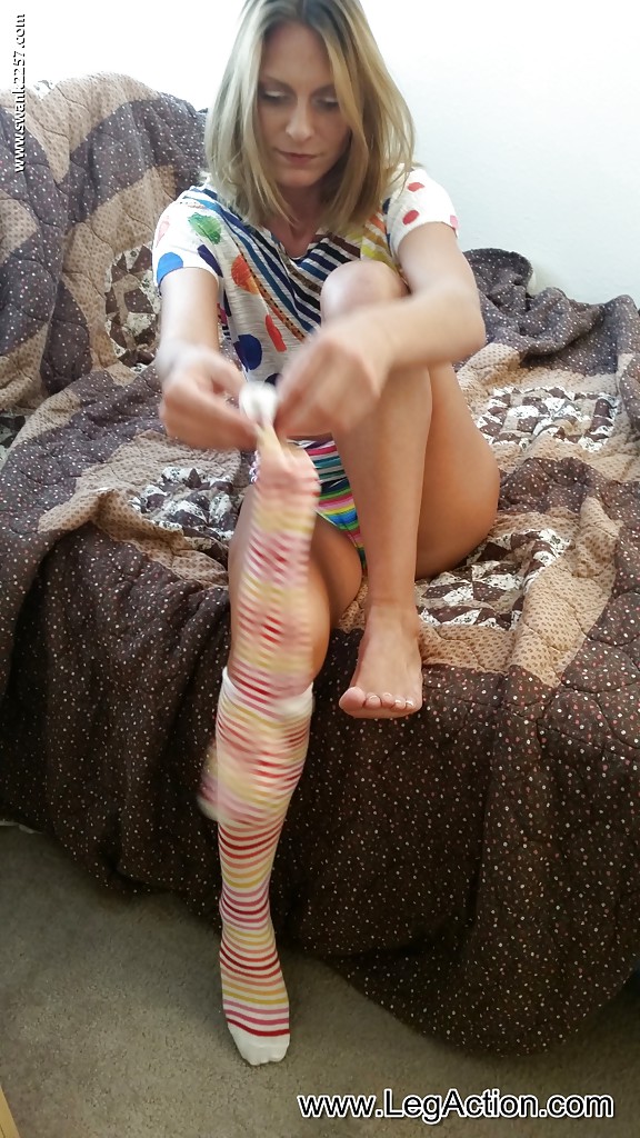 Spreizt weit ihre langen Beine Milf Madison B verwendet ein Spielzeug auf ihre Muschi
 #51894213