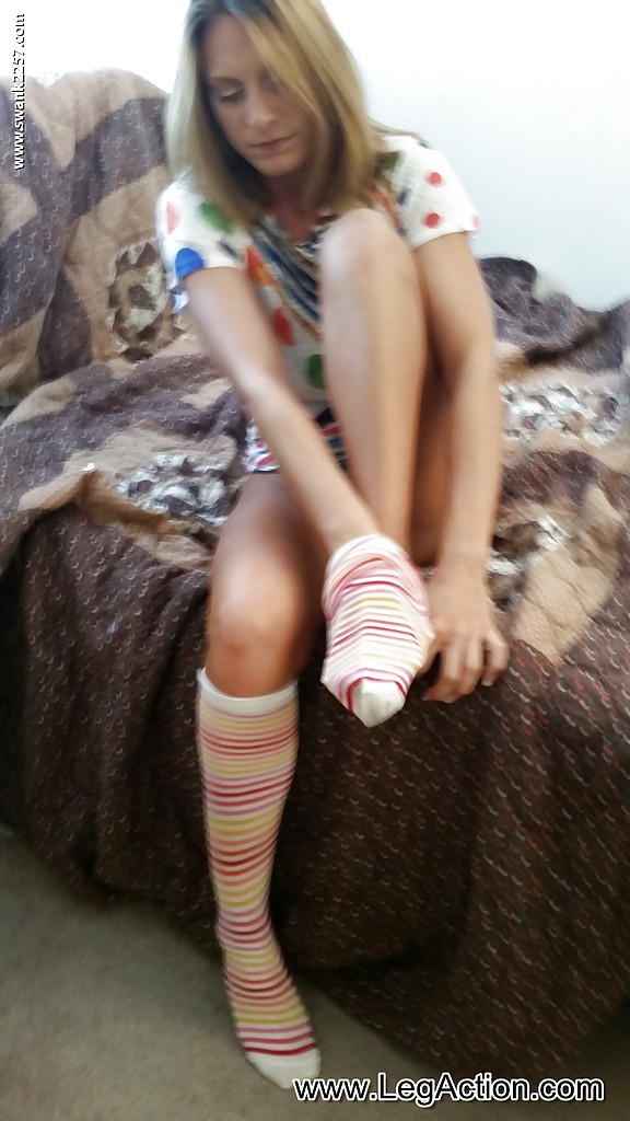 Spreizt weit ihre langen Beine Milf Madison B verwendet ein Spielzeug auf ihre Muschi
 #51894258