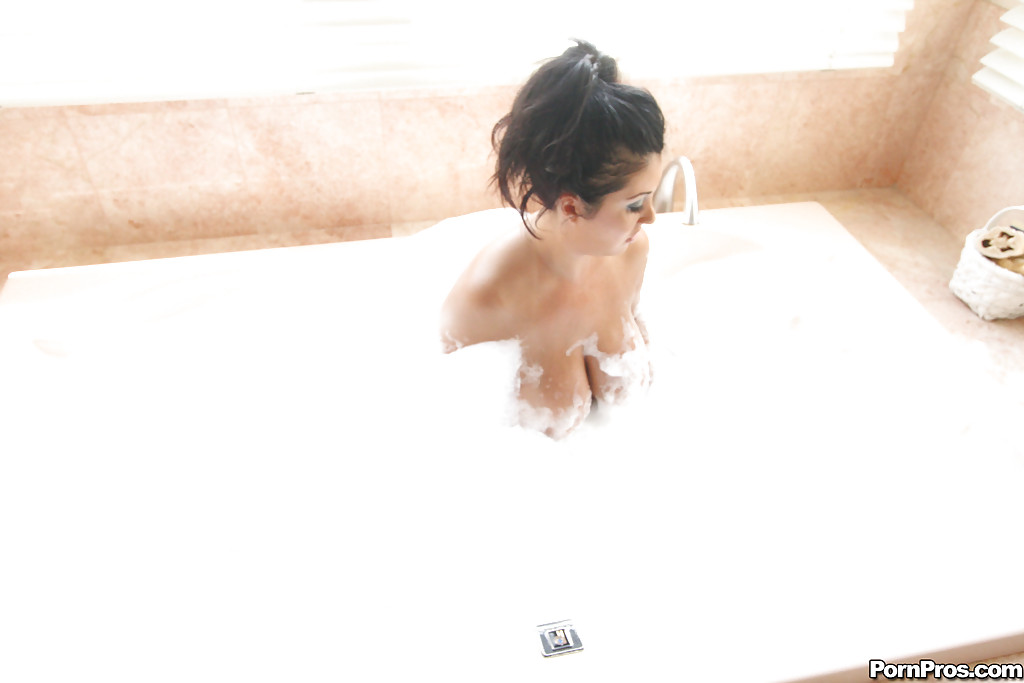 お風呂に浸かっている巨乳のジェーリーン・リオ
 #53655177