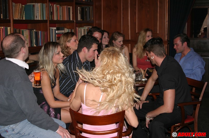 Lüsternde Mädchen verwickeln sich in wilden Gruppensex auf der Dinnerparty
 #51411323