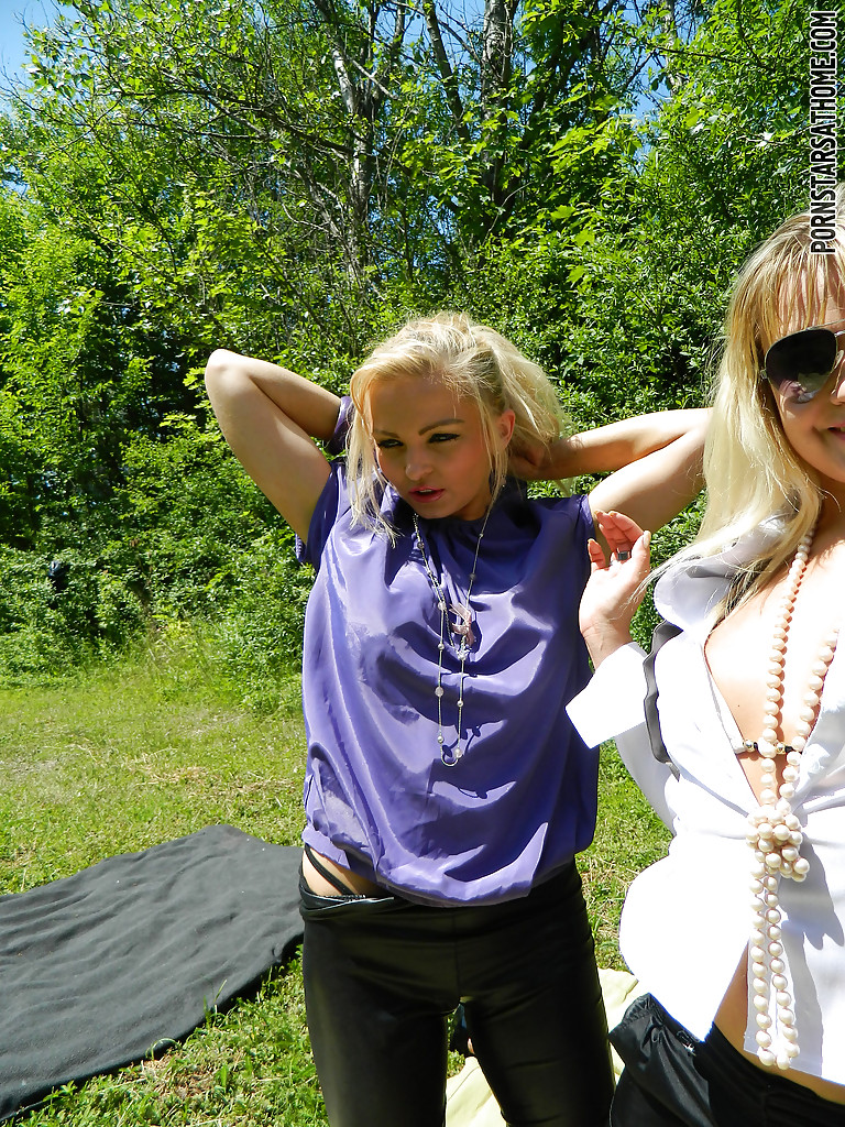 Des filles excitées et excitantes s'adonnent à une fête lesbienne hardcore en plein air.
 #52868330