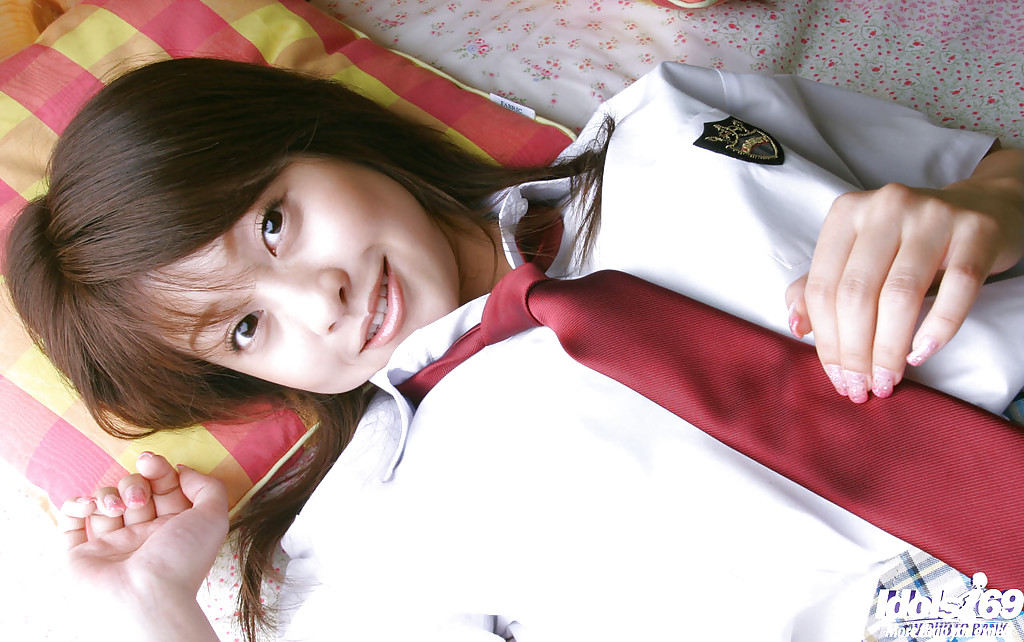 Freche asiatische Schulmädchen ayumi motomura rutscht aus ihrer Uniform
 #51224256