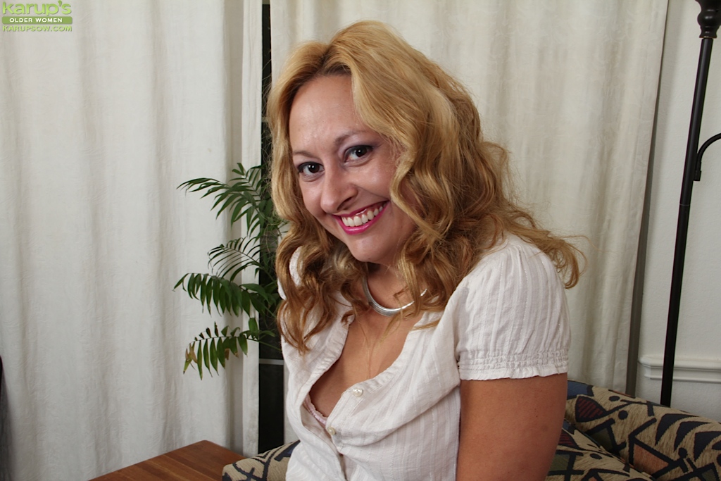 Entkleidungsszene mit geiler reifer Schlampe roxy jennings in Strümpfen
 #55399981