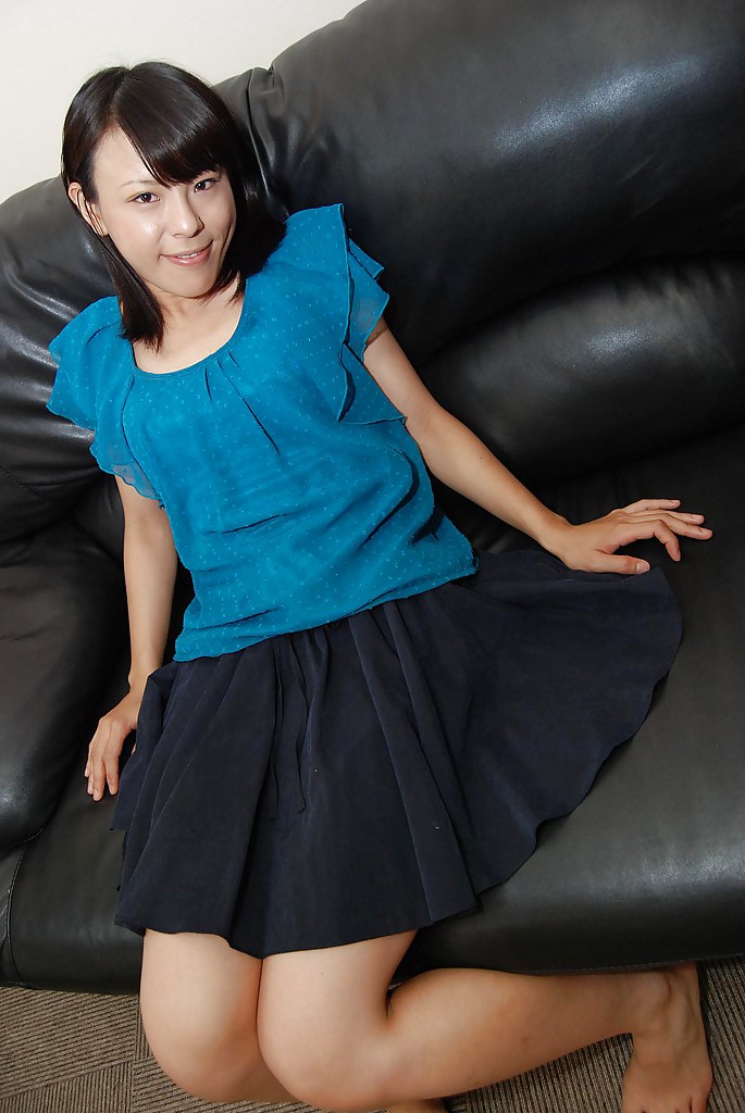 Verspielte asiatische Teenie miki kamisaka zieht langsam ihre Kleidung aus
 #51223700