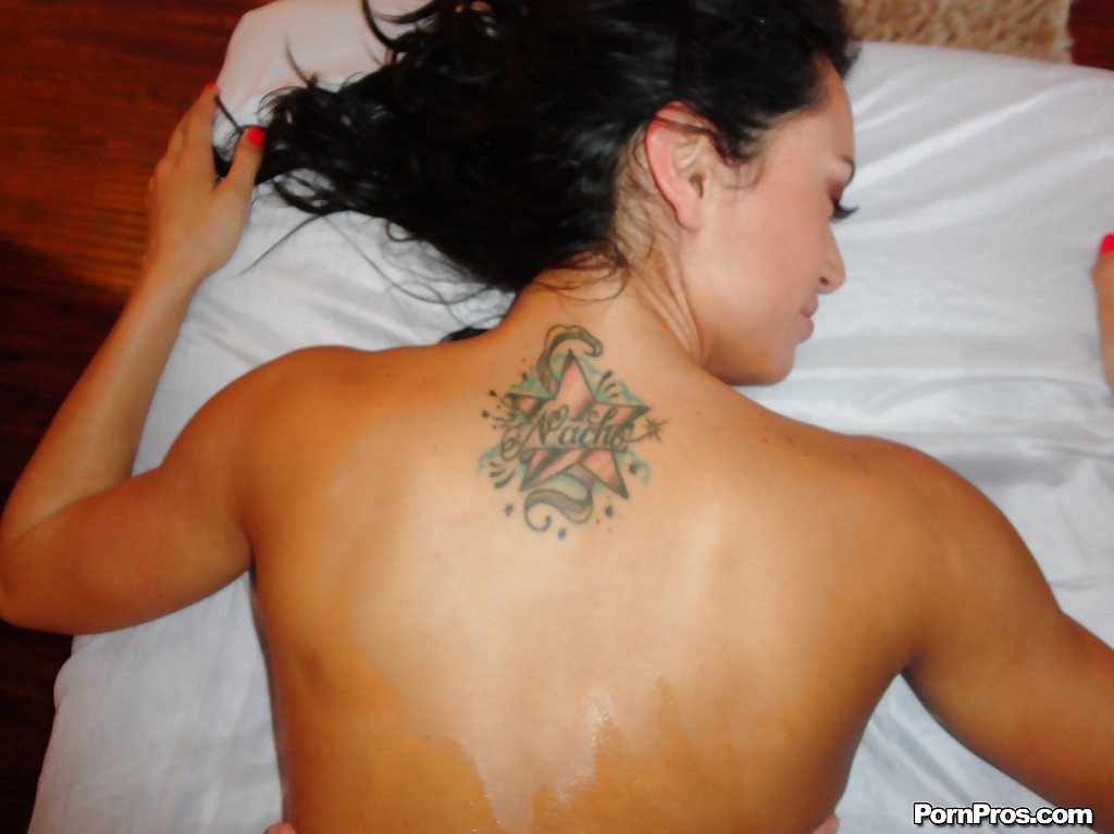 La sexy franceska jaimes aceitada se deja masajear y rellenar su ranura apretada
 #51291267