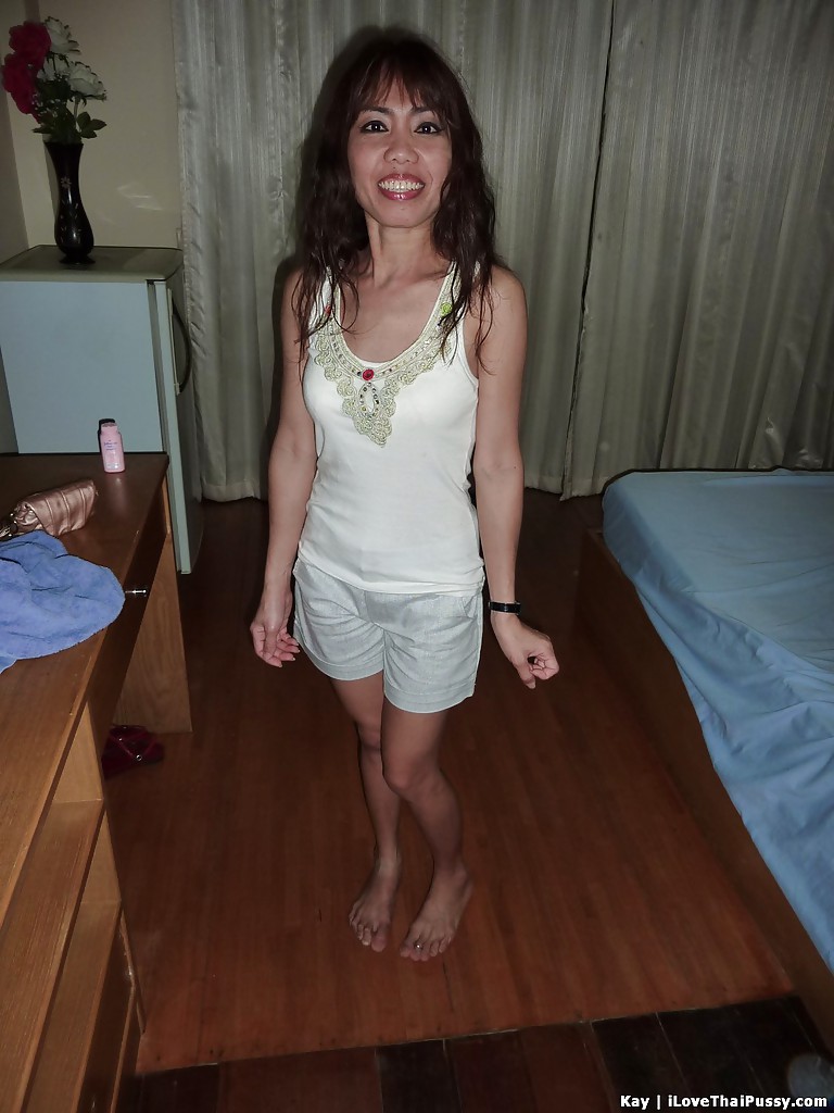 Freches asiatisches Babe mit schlanken Beinen zieht ihre Kleidung aus
 #52206695