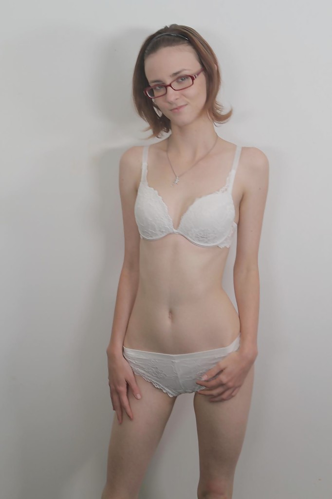 Jay Taylor, une jeune fille mince avec des lunettes sexy, dévoile ses petits seins.
 #50936330