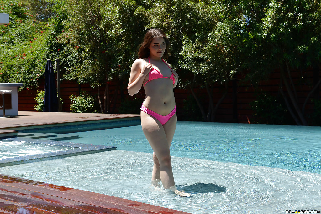 La jovencita de piernas largas kylie quinn se quita los pantalones cortos y el bikini al aire libre en la piscina
 #51603677