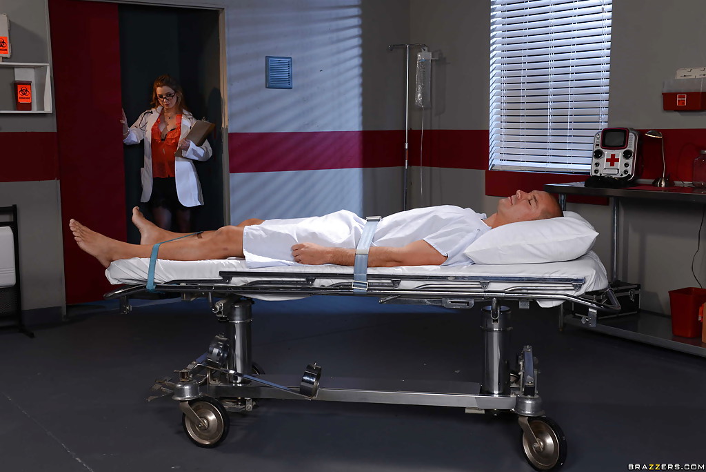 Nerd doctor sunny lane takes corrida en cara de paciente en hospital habitación
 #51389576