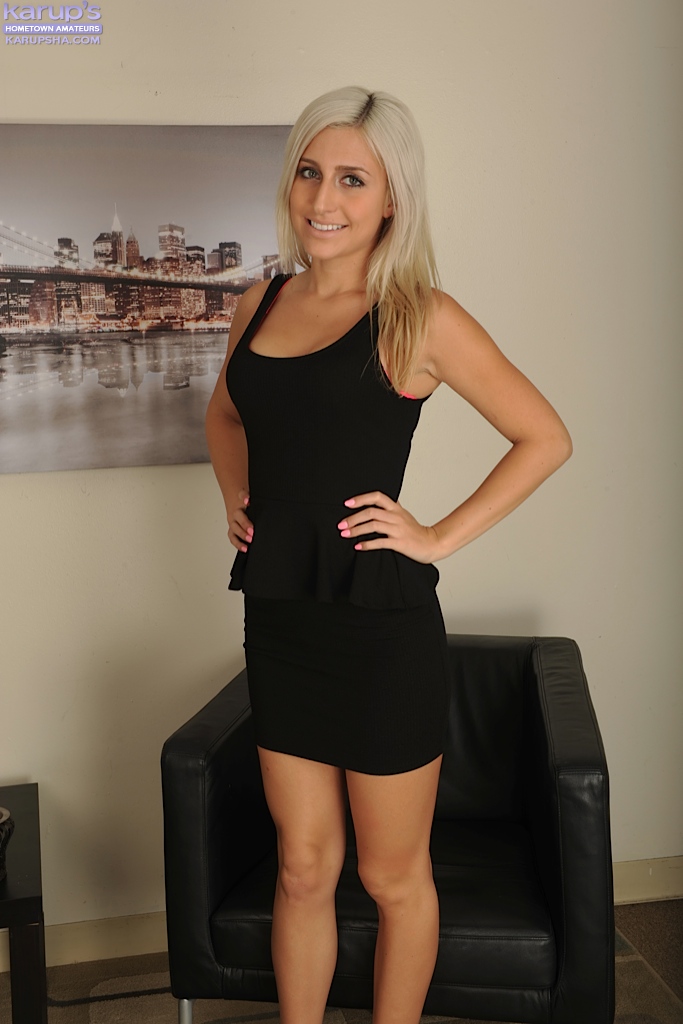 Blondes Erstlingswerk Xandra Sixx blinkt unterm Rock mit rasierter Teenie-Vagina
 #51138228