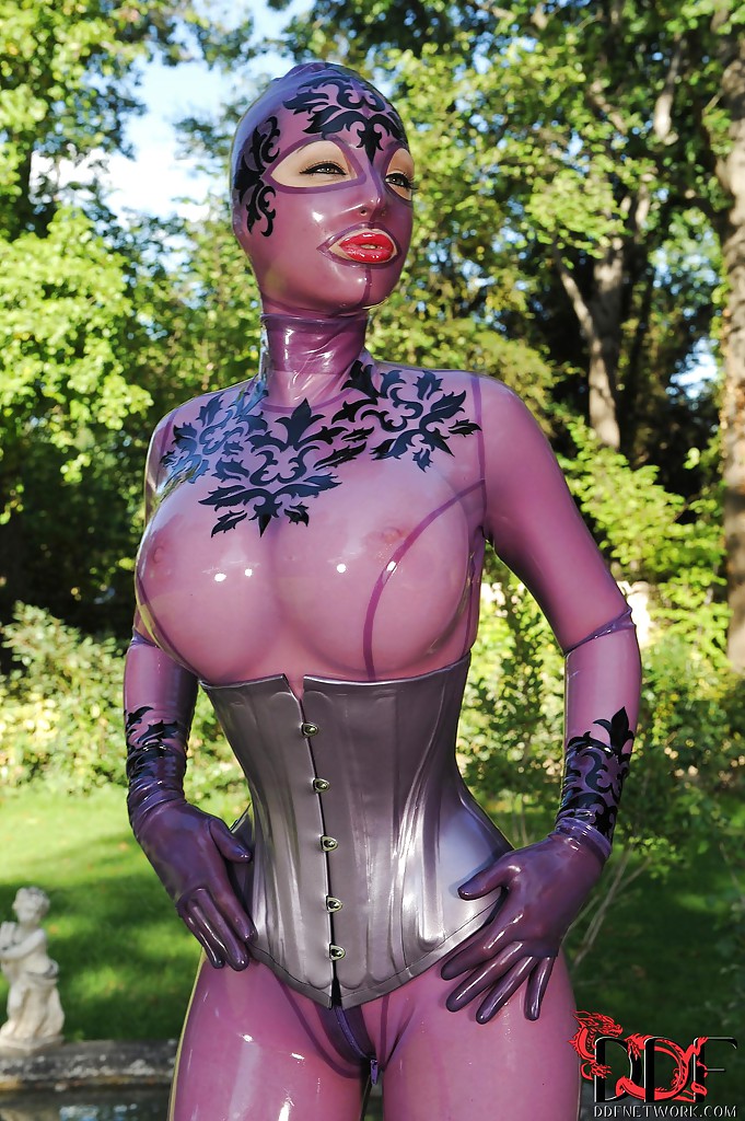 Le costume en latex est très sexy sur une poupée aux gros seins accro au bdsm, Lucy Latex.
 #50247565