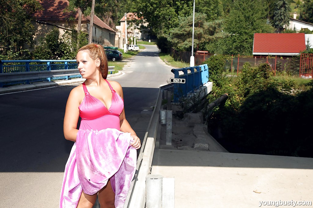 Leila, une jeune potelée en robe rose, joue avec ses seins tombants.
 #51753148