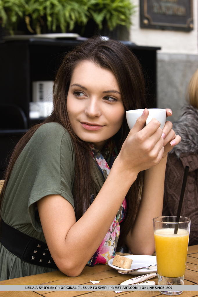 Leila, beauté européenne mince, se déshabille et montre sa chatte taillée.
 #51199237