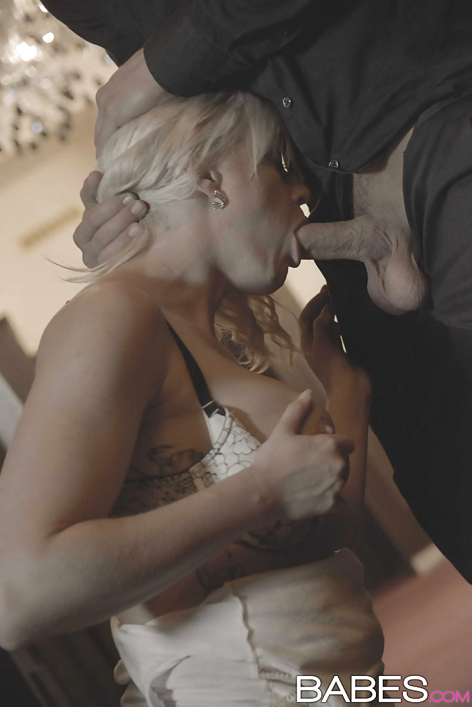 La rubia vicktoria redd complace a su hombre con una gran mamada
 #51817585