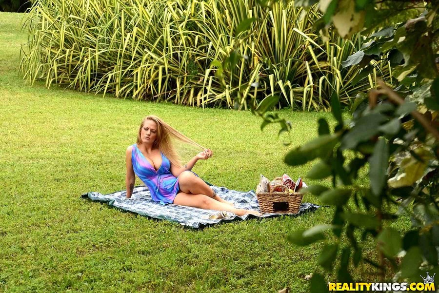 Une femme blonde habillée exhibe sa jupe haute et se déshabille pour une baise cowgirl en plein air.
 #52350530