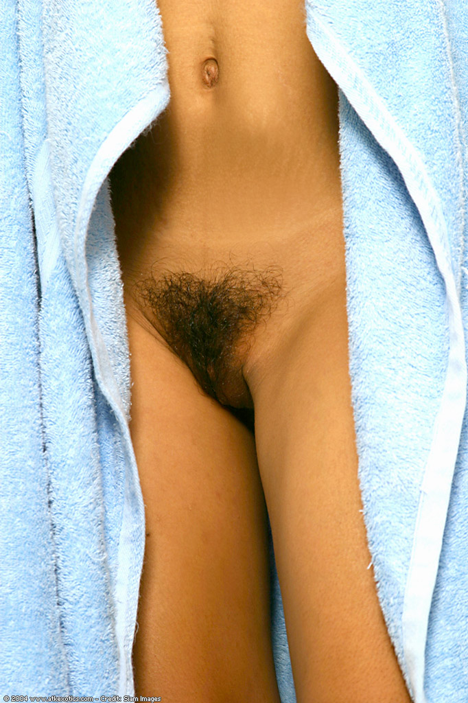 Latina mouillée, première fois, exhibant sa touffe de poils et ses petits seins sous la douche
 #50128781