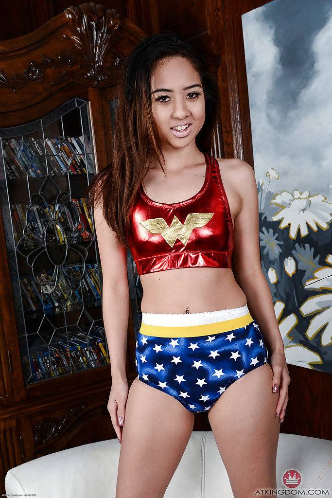 Amateur latina babe in cosplay Gewandung baring getrimmt Muschi und anal gape
 #55019313