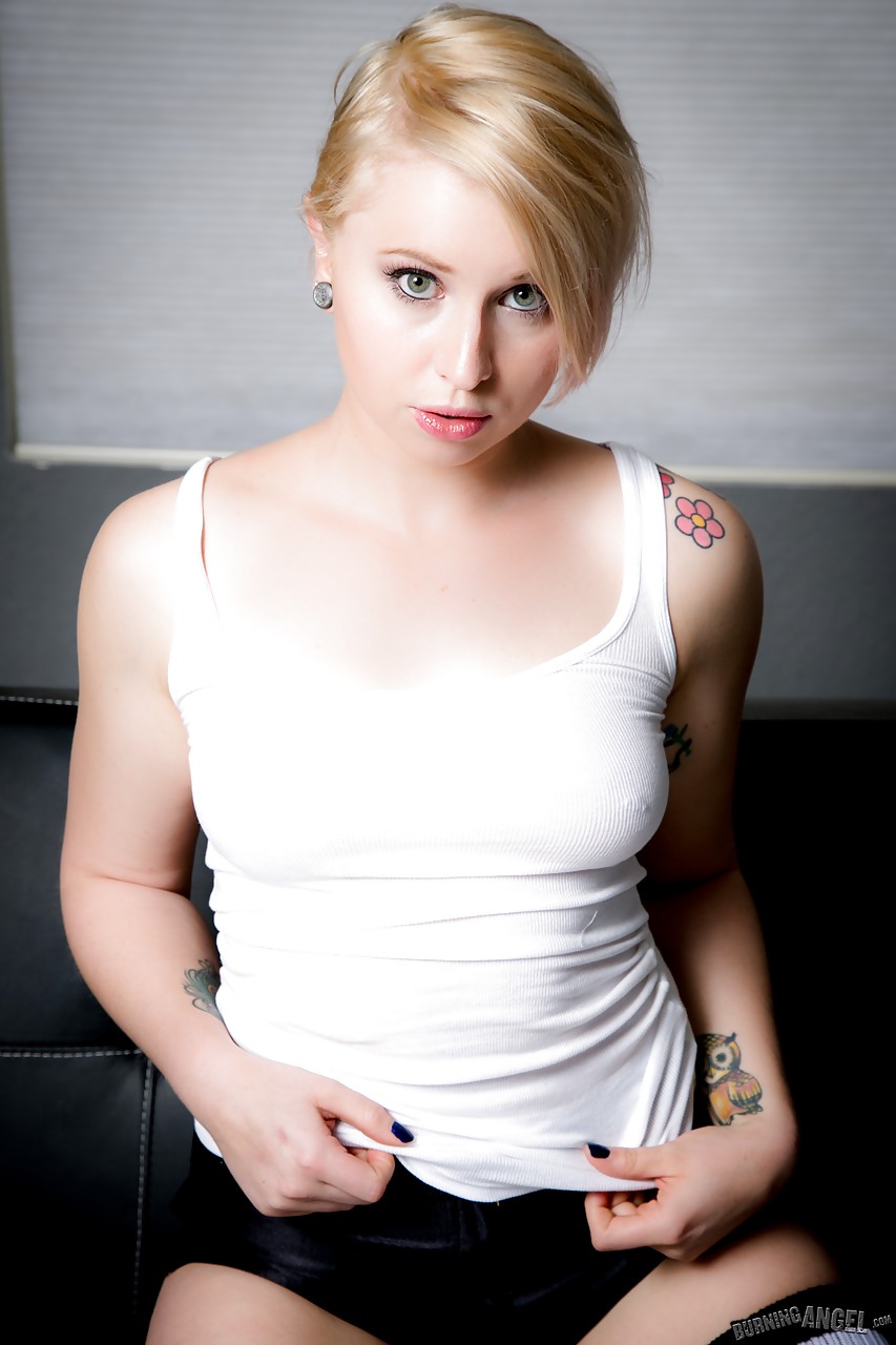 Eidyia, blonde tatouée, en bas, montre son cul chaud et frotte sa chatte chauve.
 #52154763