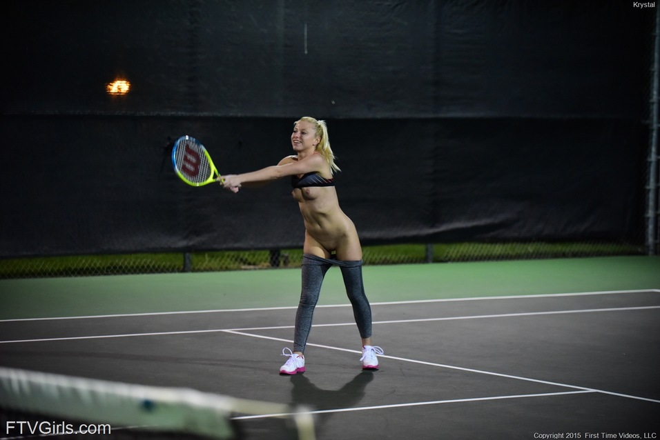 体育会系ブロンド美女が外で裸になってタイトなマンコを伸ばす
 #51863559