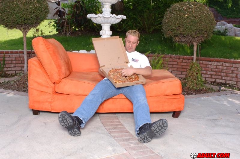 Michelle Honey, une jeune femme pulpeuse, s'amuse avec un pizzaïolo en plein air.
 #50175912