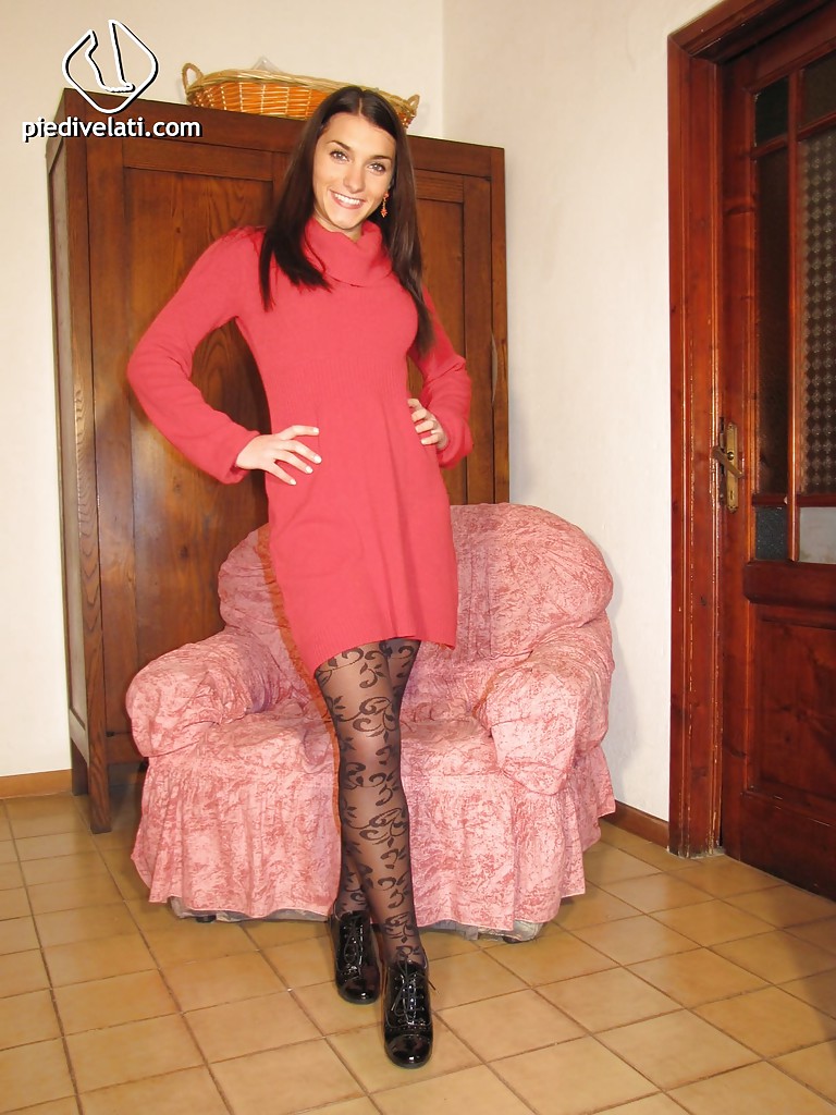 Brunette Babe in sexy aussehenden Strumpfhosen Valentina liebt es, ihre Beine zu zeigen
 #51374432