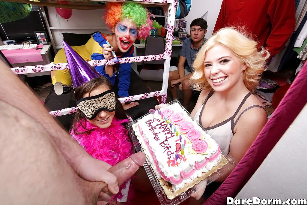 Gia Paige y su novia con los ojos vendados chupan la polla y lamen el coño en una fiesta de cumpleaños
 #50207963