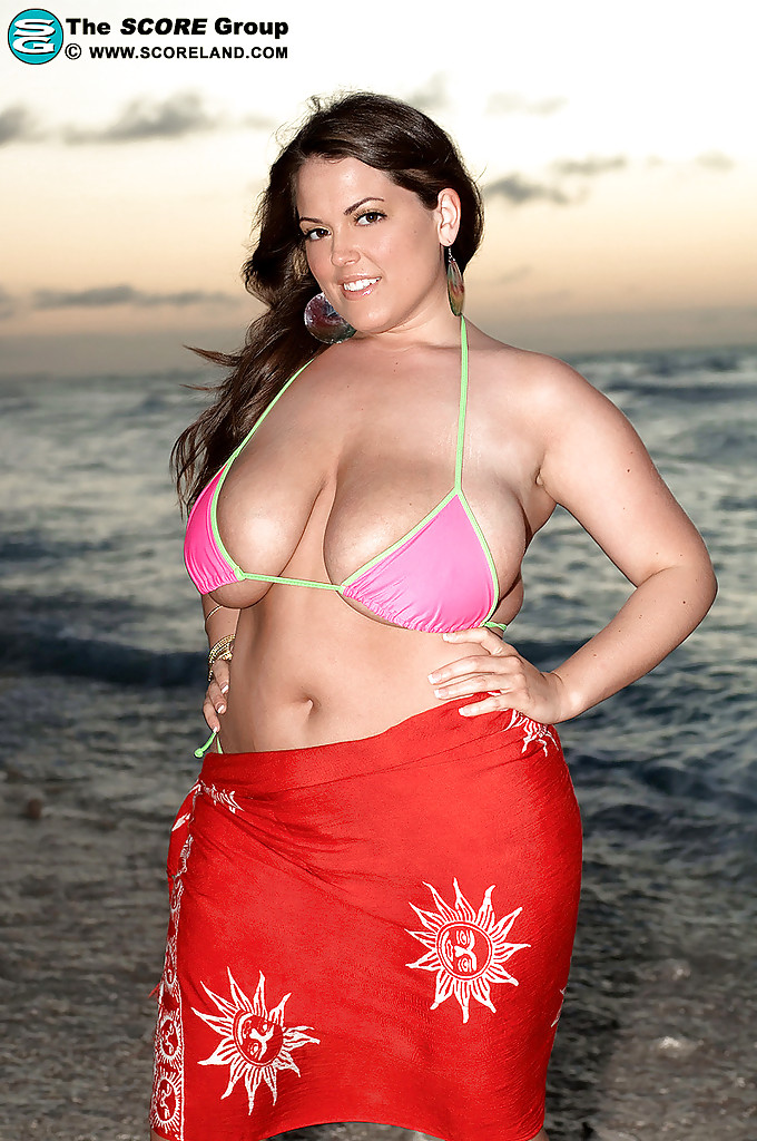 La brune aux gros seins Taylor Steele se déshabille de son bikini sexy sur la plage.
 #50162591