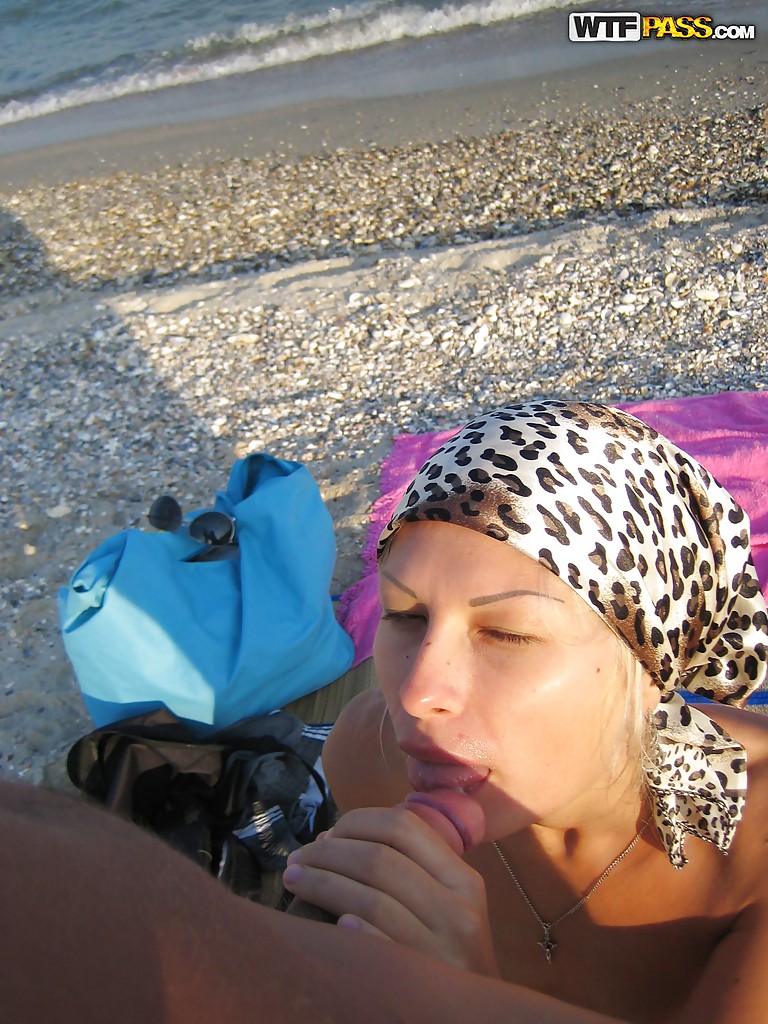 Une copine blonde se fait baiser sur la plage dans une action artisanale
 #50087336