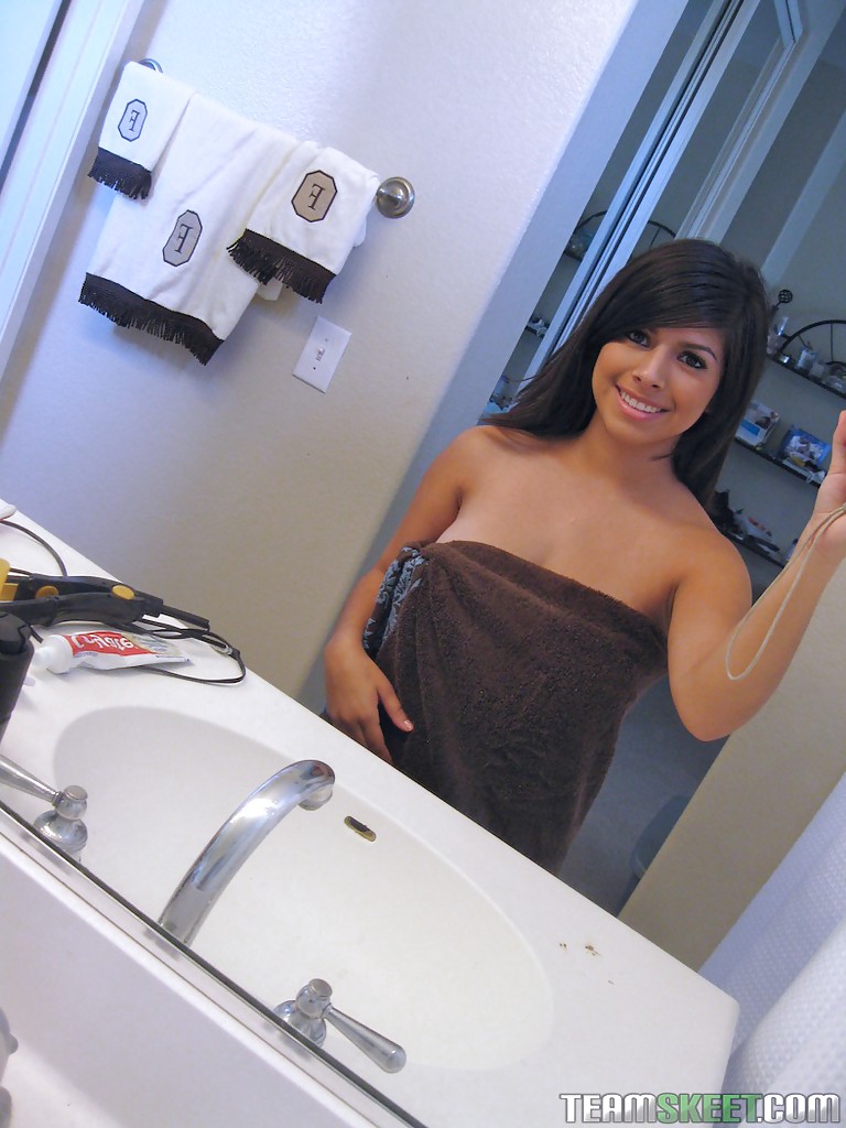 Vollbusige Latina Hottie Layla Rose stellt sich in der Badewanne vor
 #54677367