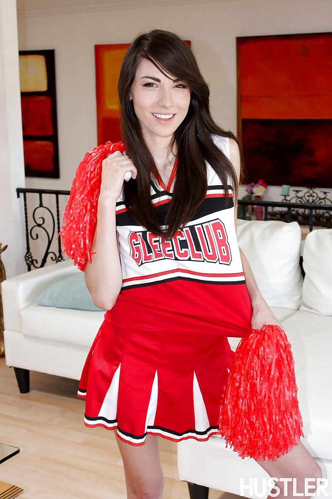 Freches Teen Girl Emily Grey posiert solo in sexy Cheerleader-Uniform
 #50297239