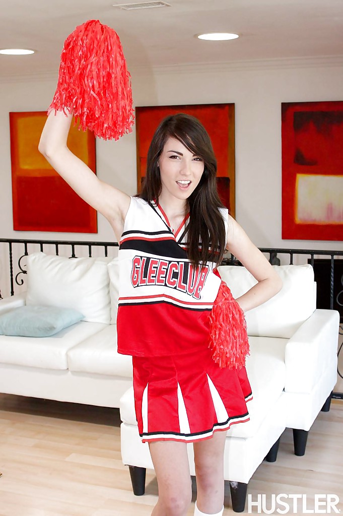 La jeune coquine emily grey pose en solo dans un uniforme de cheerleader sexy.
 #50297243