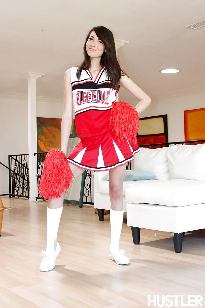 La jeune coquine emily grey pose en solo dans un uniforme de cheerleader sexy.
 #50297253