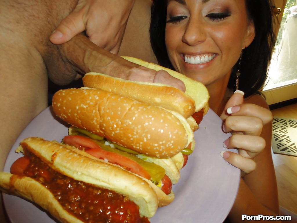 La brune Tiffany Brookes lèche une grosse bite enveloppée dans un pain à hot-dog.
 #55732706