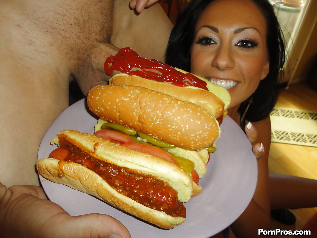 La brune Tiffany Brookes lèche une grosse bite enveloppée dans un pain à hot-dog.
 #55732742