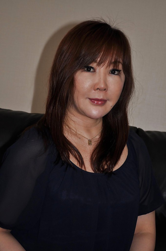 Freche asiatische Milf Junko Ishikura entkleidet und vibrierende ihre Klitoris
 #51208373