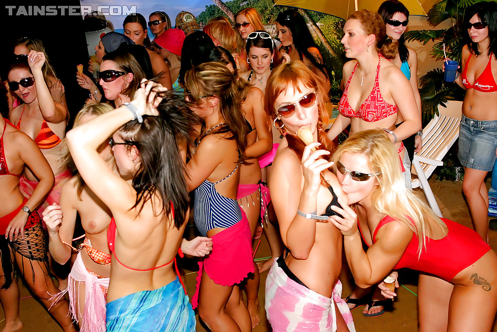 淫乱な女たちがレズビアンを楽しみ、ハードコア・セックス・パーティでファックされる
 #53306153