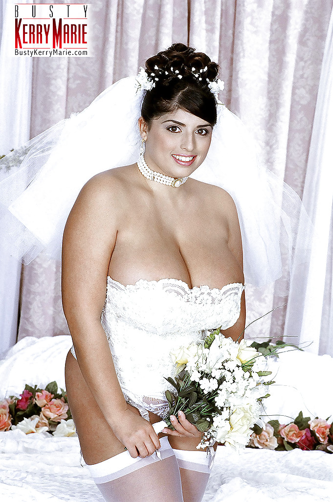L'impressionnante star du porno aux gros seins Kerry Marie est prête pour une baise après le mariage
 #52359891