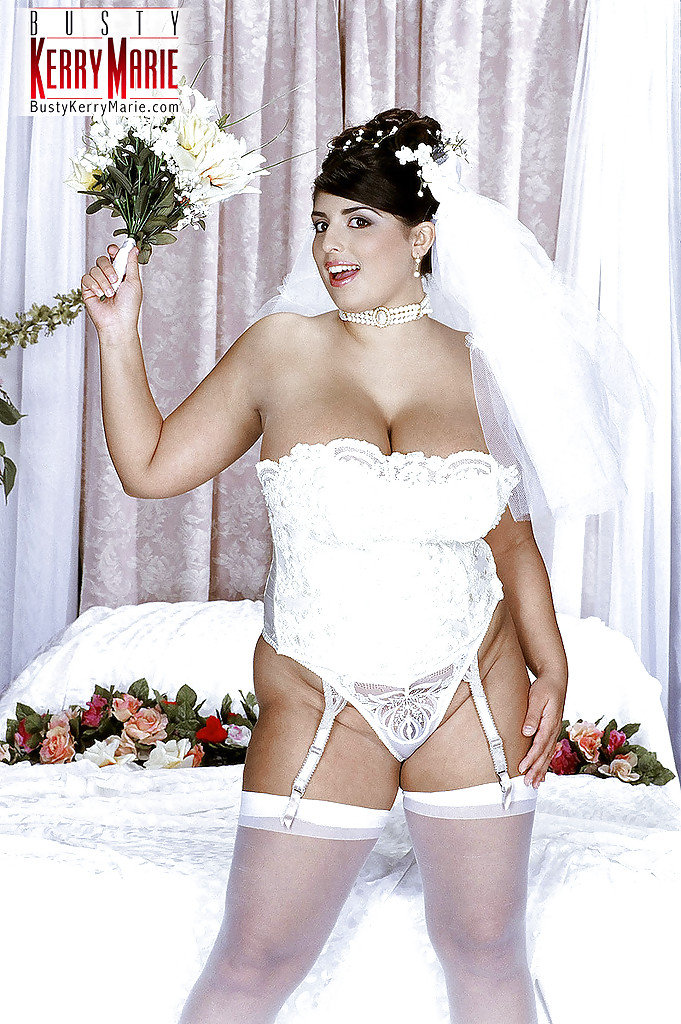 印象的な巨乳のポルノスター、ケリー・マリーが結婚式の後にファックする準備をしている
 #52359915